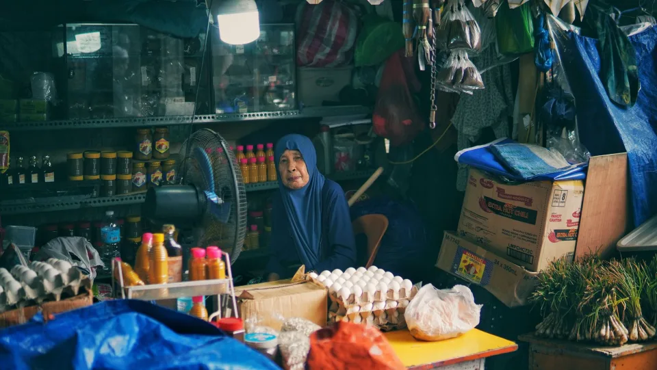 Trái cây tươi trên kệ